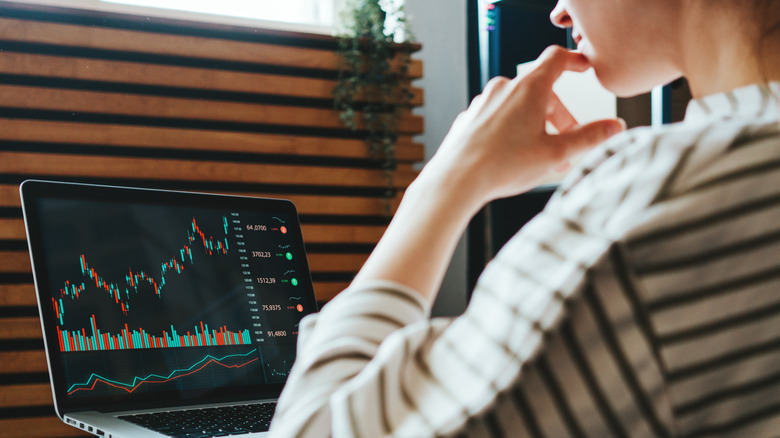 woman learning about stocks