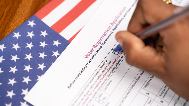  filling out voter registration application