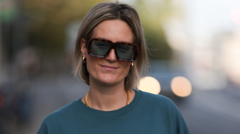 A woman with big sunglasses