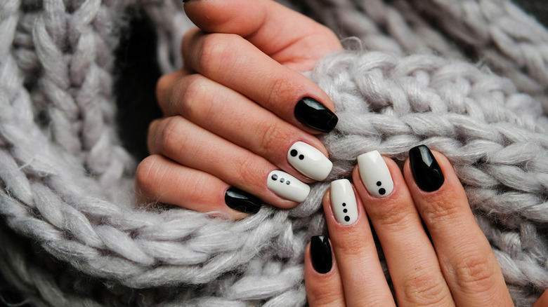  black and white acrylic nails