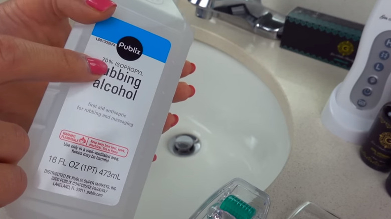 Using 70% isopropyl alcohol to clean derma roller
