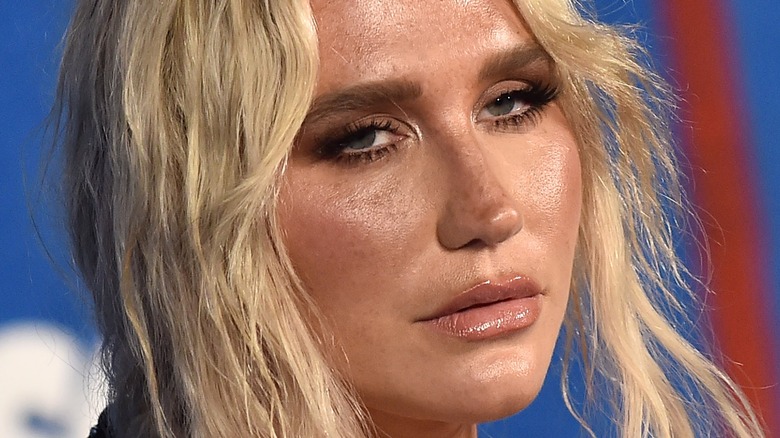 Kesha wearing marinated makeup