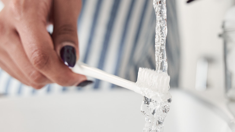 toothbrush cleanse in cold water 