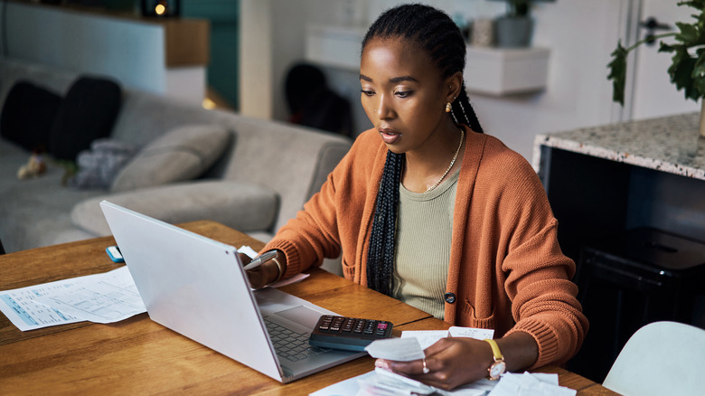 woman with laptop and bills