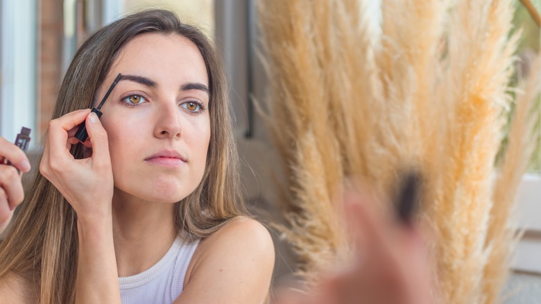 woman filling in eyebrows