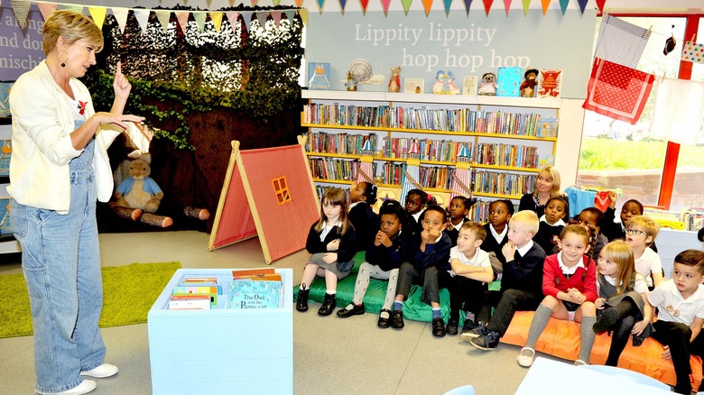 Short-haired blond reading stories to kids