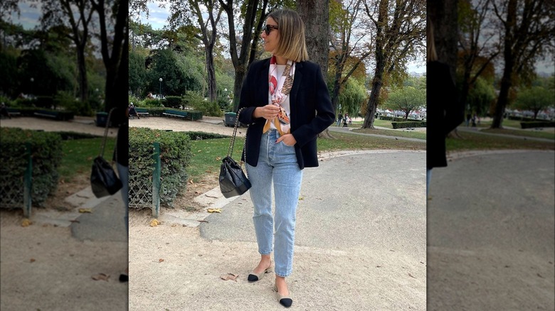 Woman wearing flats with her t-shirt.