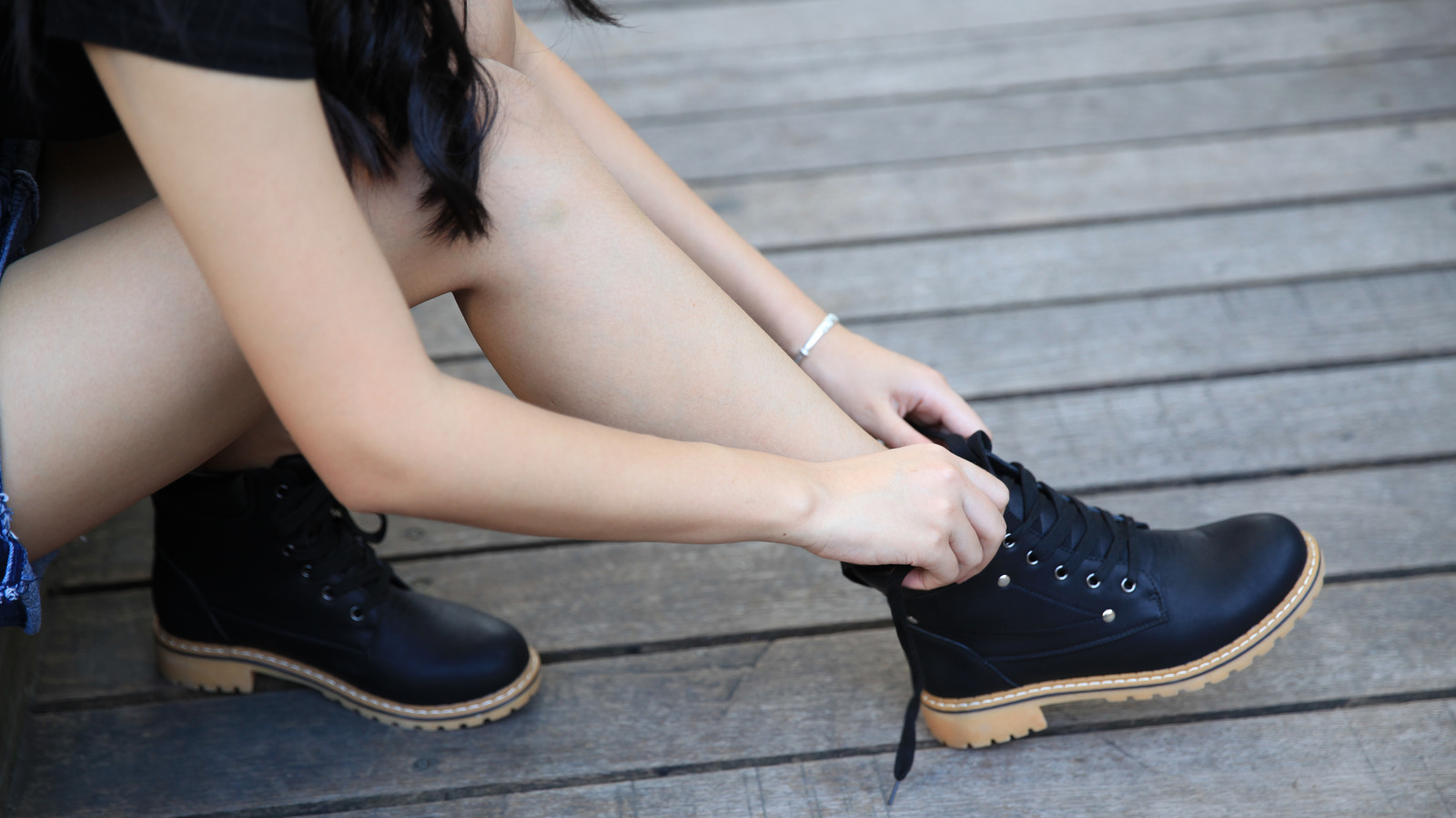 14 Ways to Wear Combat Boots - wikiHow