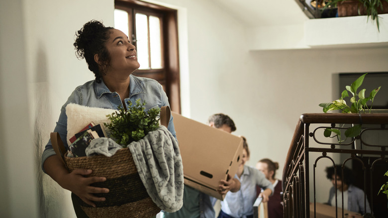 friends moving things into new home