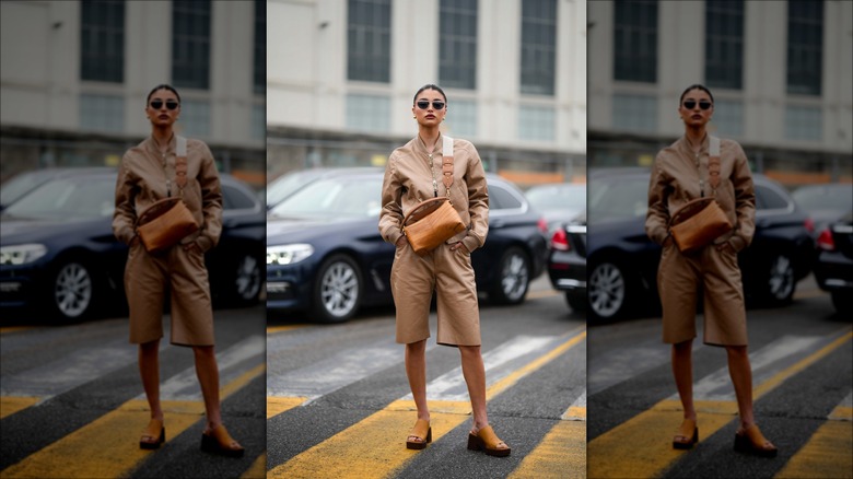 woman wearing beige Bermuda shorts