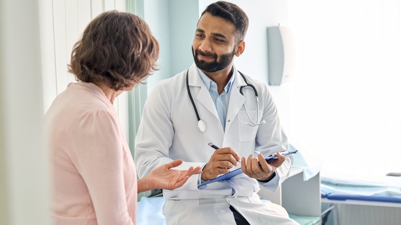 Woman consults surgeon 