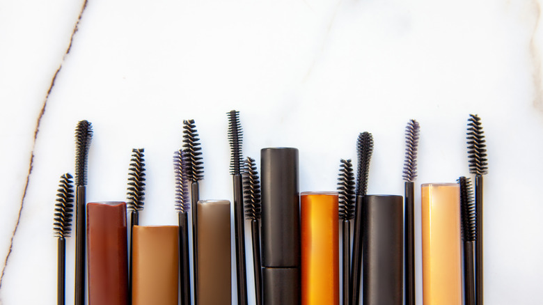 Different types of mascara wands