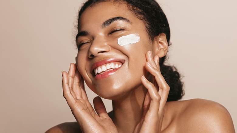 Woman putting on sunscreen 