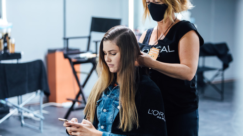 model getting her hair done