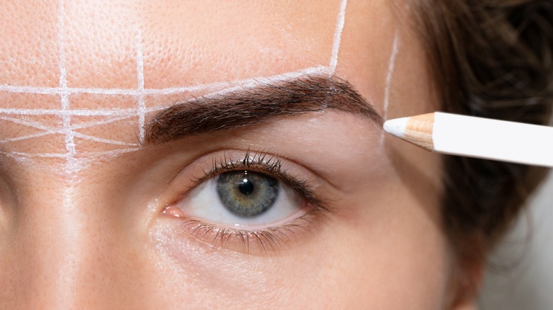 eyebrow mapping on woman's eyebrow