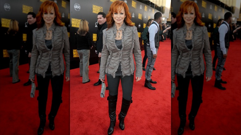 Reba McEntire's walking the red carpet at the 2009 American Music Awards.