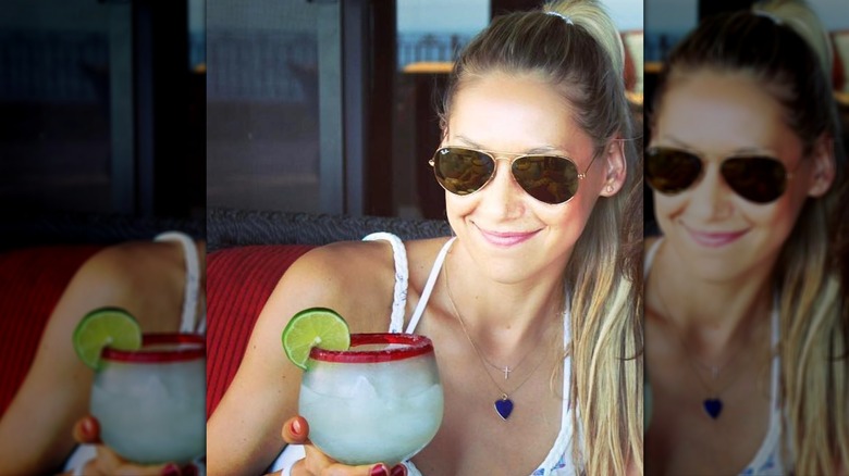 Anna Kournikova holding a cocktail.