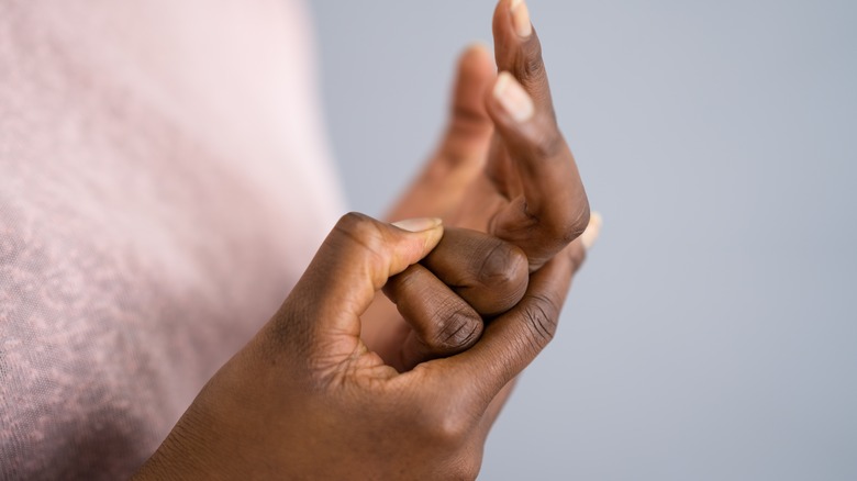 hands cracking knuckles