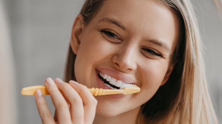 Cleaning teeth