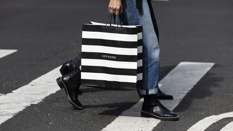 Woman carrying a Sephora bag