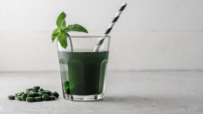 Spirulina smoothie and capsules