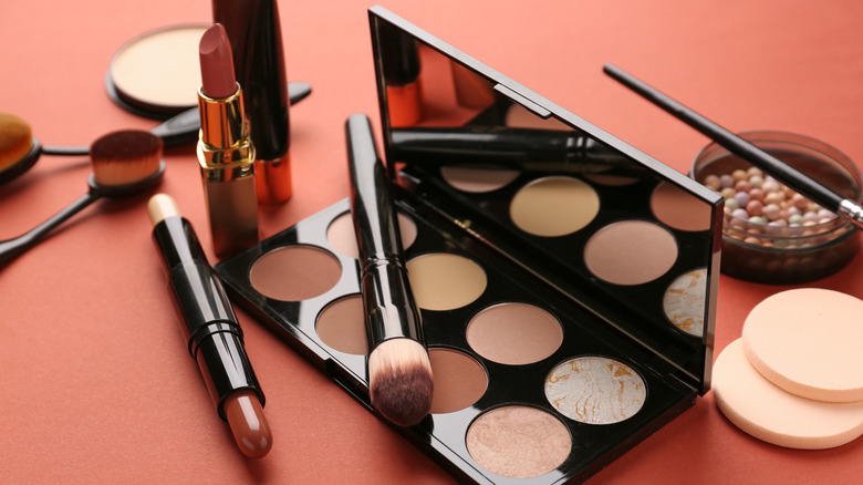 Contouring set surrounded by makeup