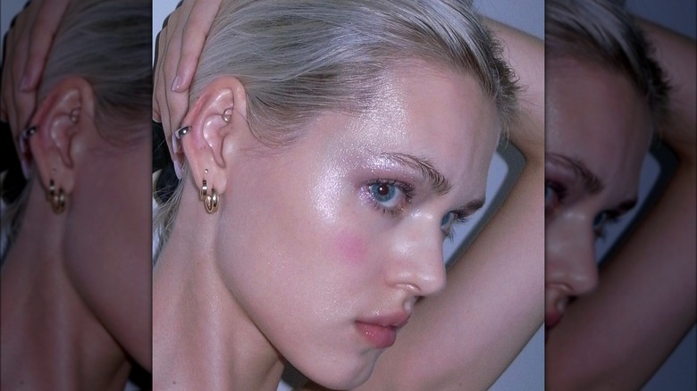 Blonde woman wearing glitter hightlight