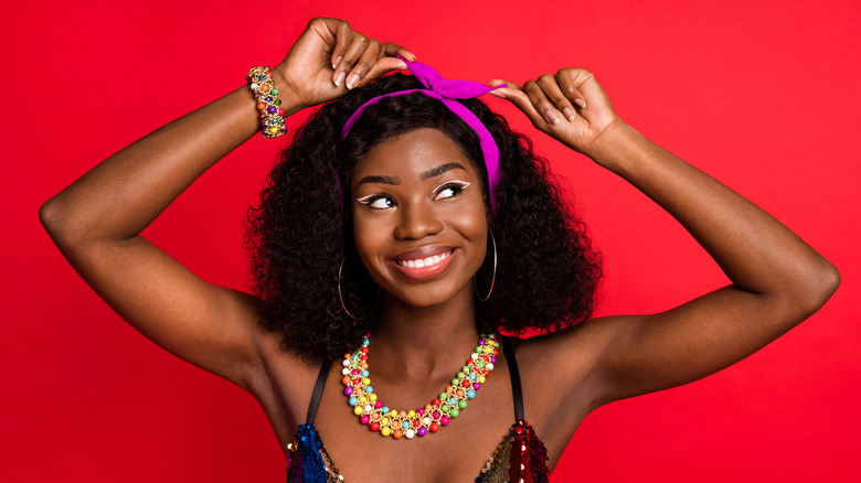 Woman wearing mixed-color jewelry