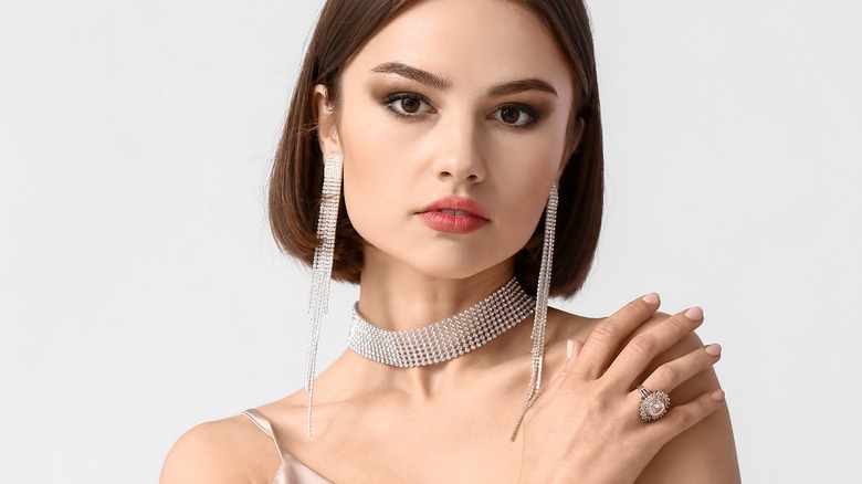 woman wearing plated choker