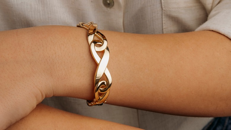 Single gold bracelet