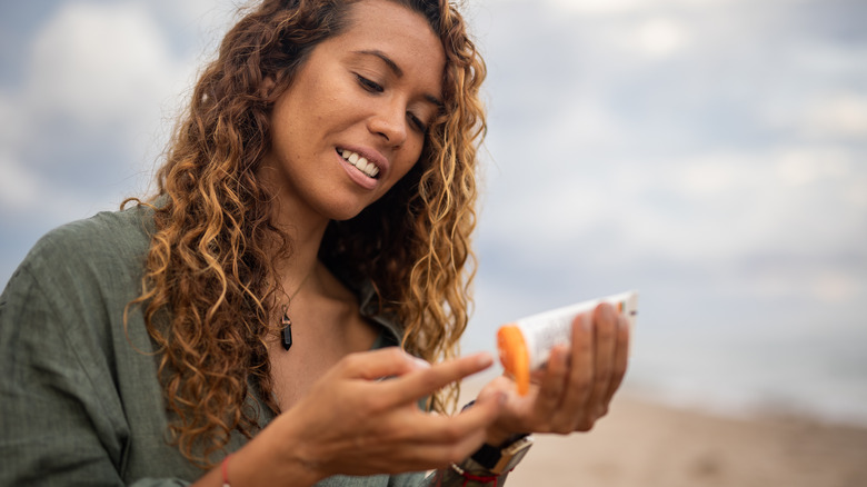 woman applying sunscreen