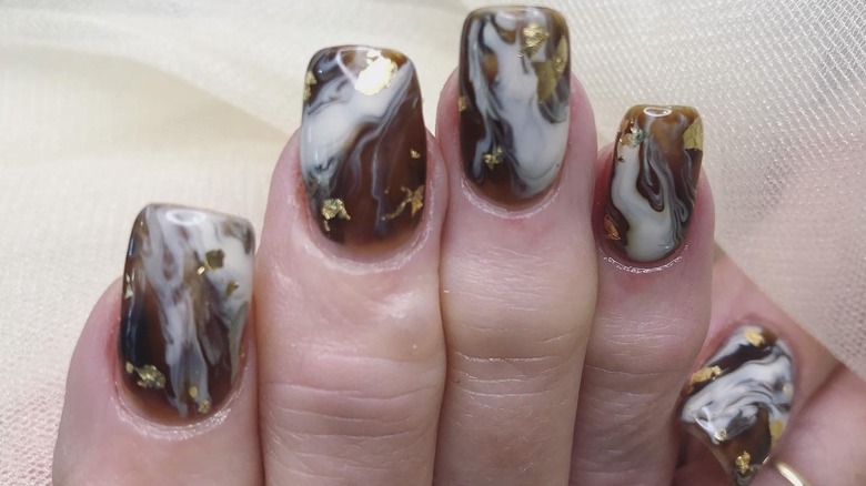 Swirly latte manicure