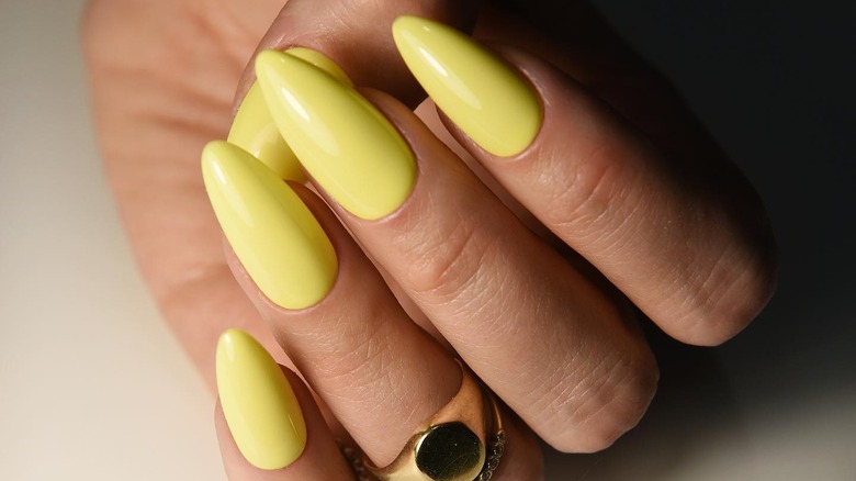 manicure in neon yellow 