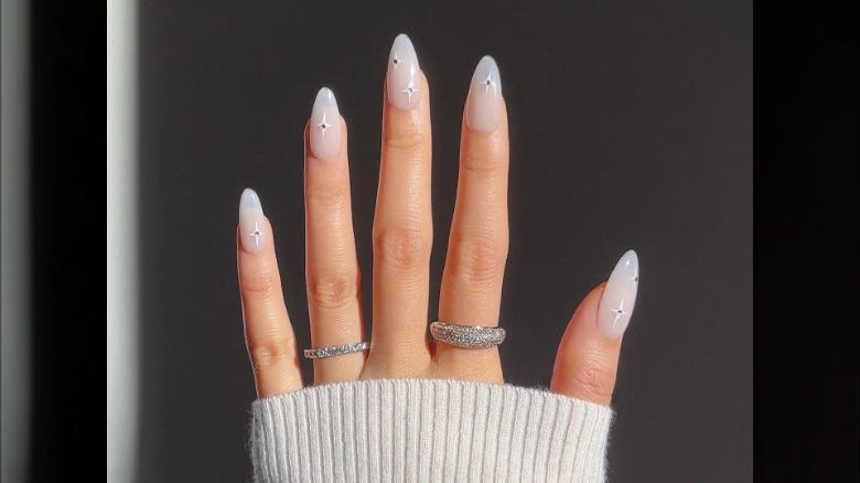 Linen nails with gems