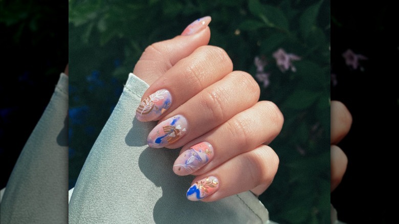 Linen nails with artistic details