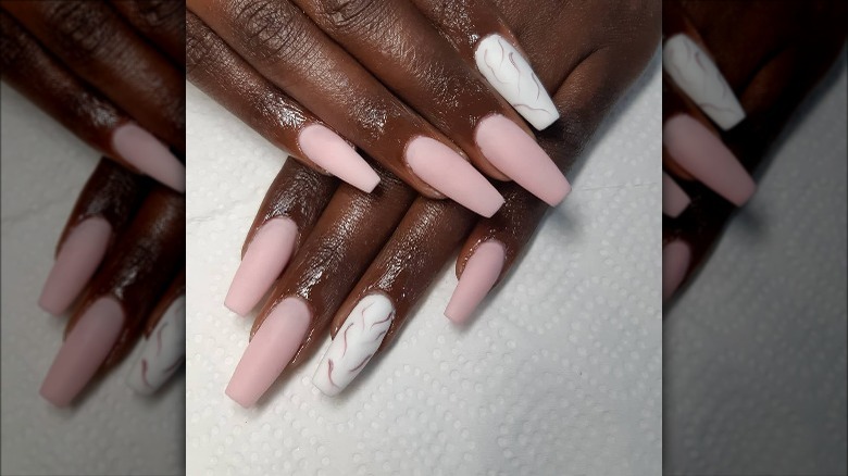 Light pink linen nails