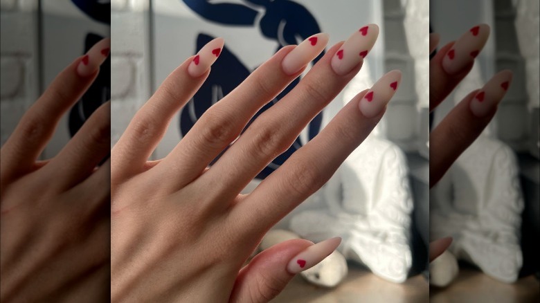 White linen nails with red hearts