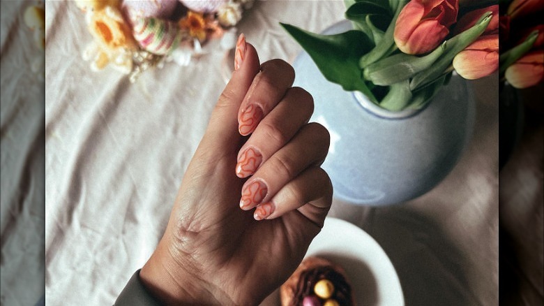 Linen nails with squiggle design