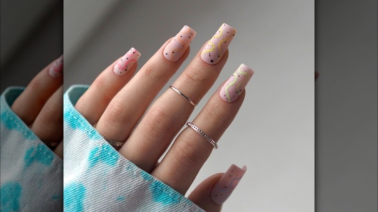 Linen nails with neon accents
