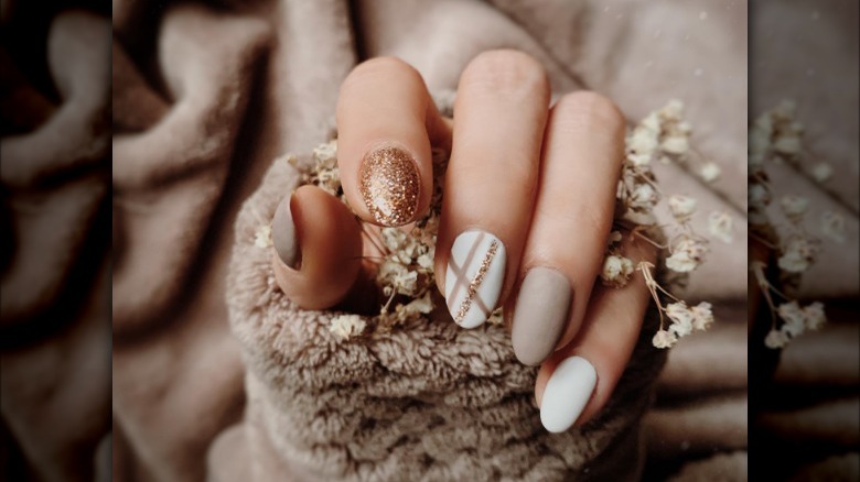 Sparkly linen nails