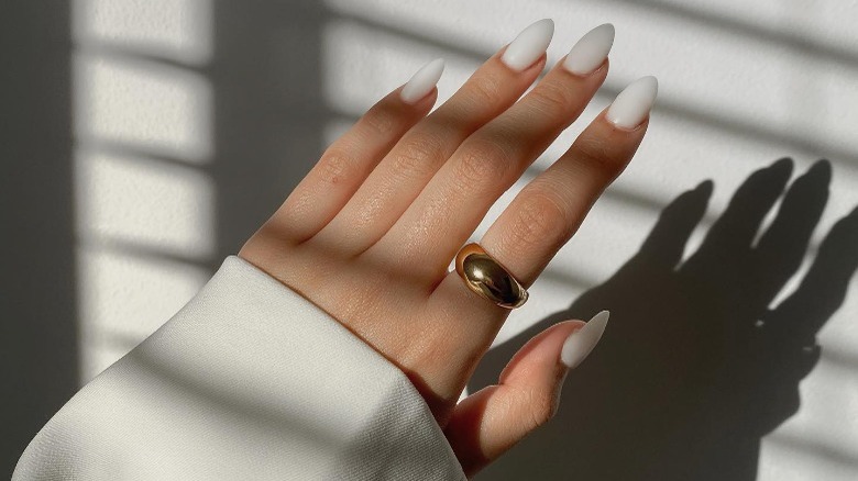 White linen nails