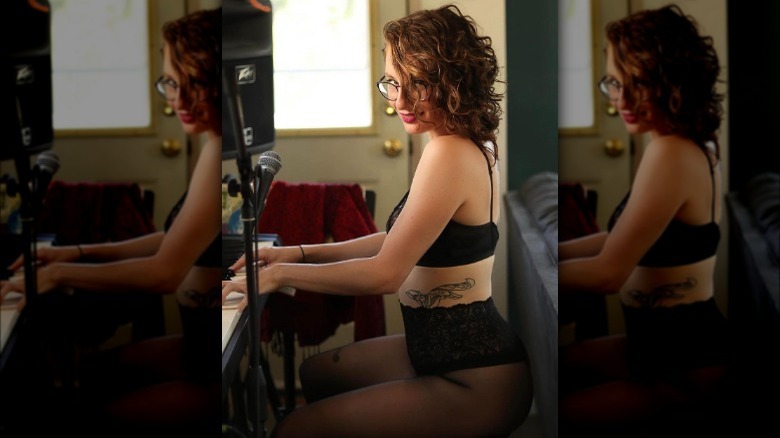 Boudoir photoshoot with pianist