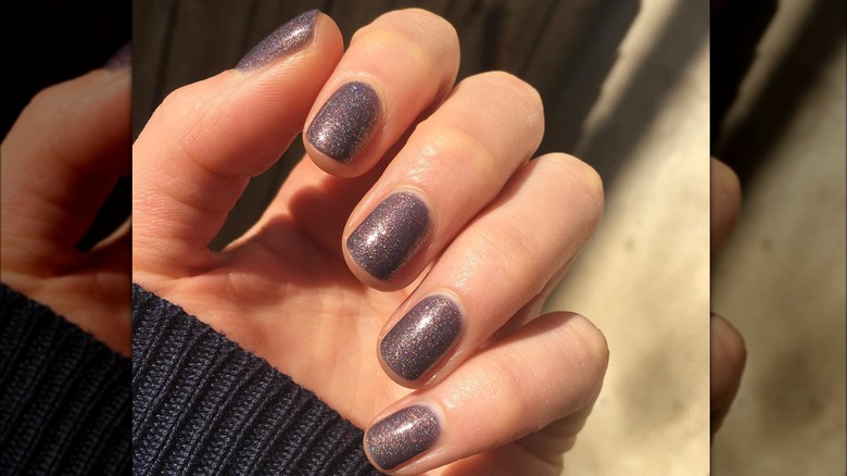 Warm gray glitter manicure 
