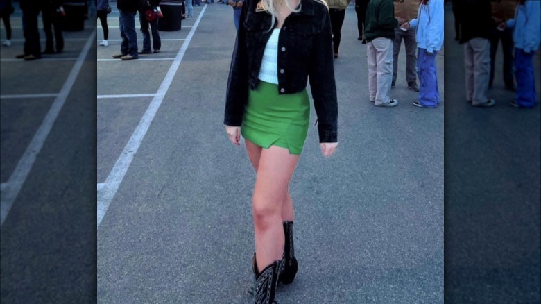 woman wearing green mini skort