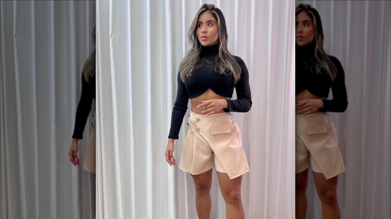 woman wearing beige skort