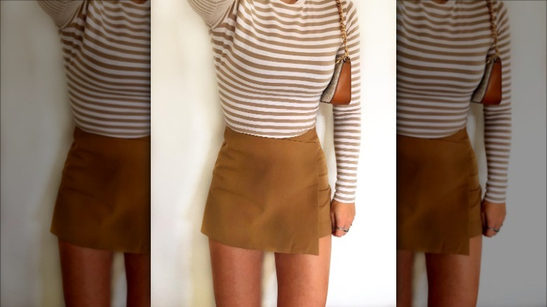 woman wearing brown skort