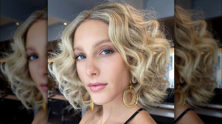 Voluminous curls short clearance hair