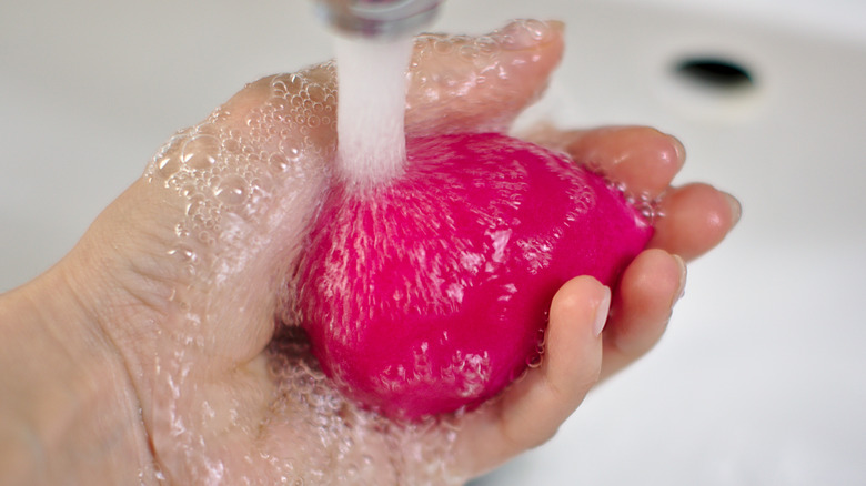 cleaning makeup sponge