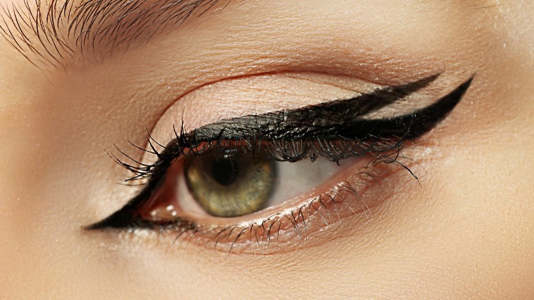 Double winged liner