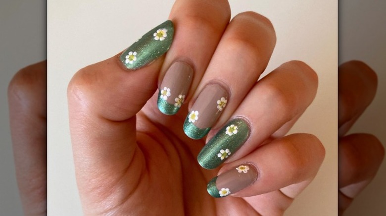 green fingernails with daisies